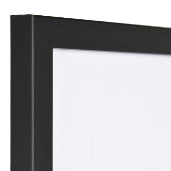 Vista de la esquina de un marco de fotos estrecho, lacado en negro, con estructura de madera visible y superficie lisa